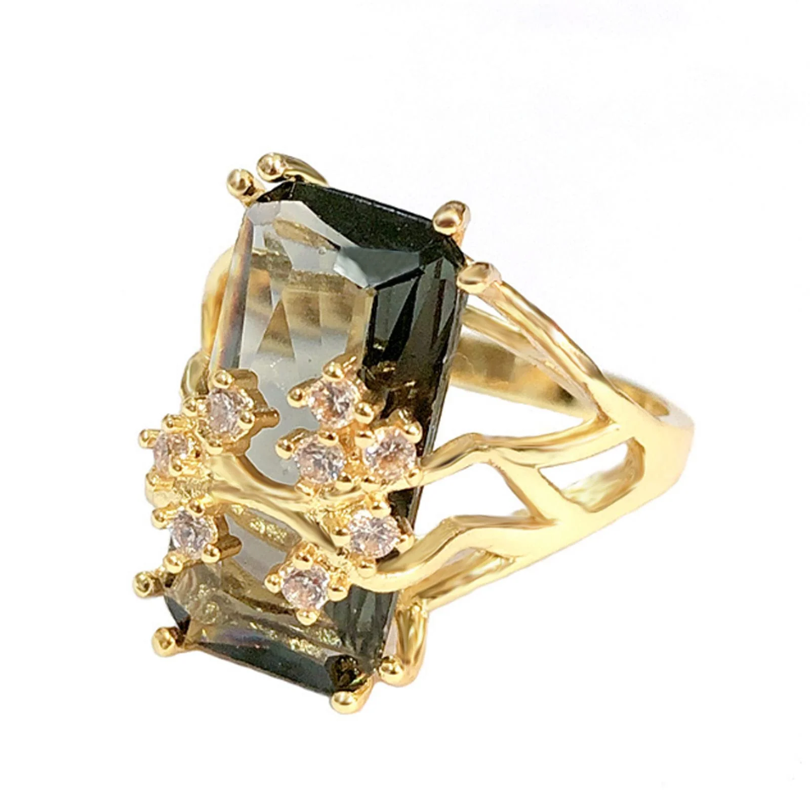 Choosing the Right Statement Ring: A Guide to Luxury Champagne Crystals